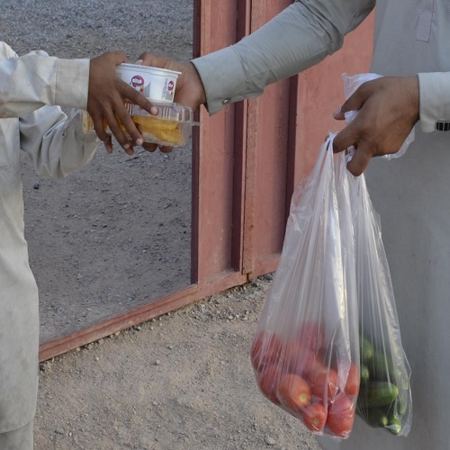 کمک به نیازمندان در وقت افطار/توزیع ۷۰ بسته مواد غذایی به همت جوانان بلوچ