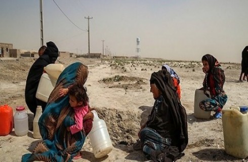 نبود آب آشامیدنی تراژدی تلخ اهالی چاه محمد دلگان است/ مسئولان این داستان غم انگیز را پایان دهند