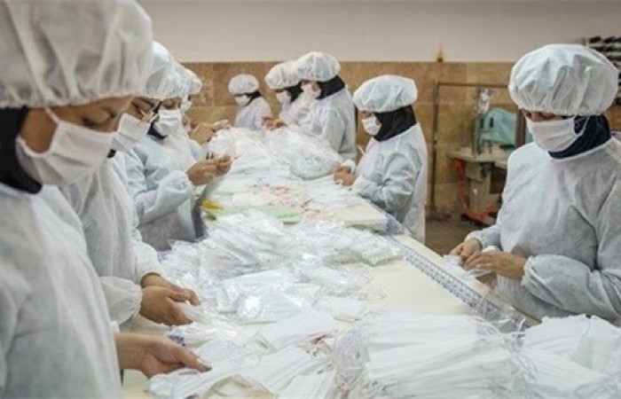 دو کارگاه تولید ماسک در شهرستان دلگان فعالیت می کنند/ مجاهدت بانوان بلوچ در راه مقابله با ویروس کرونا
