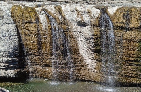 آبشاری زیبا و شگف‌انگیز که در سیستان و بلوچستان خودنمایی میکند/ اسفند همیشه پرآب و جاری