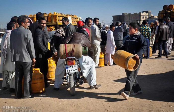 کلافگی مردم از صف‌های طولانی سیلندر گاز در شهرستان دلگان