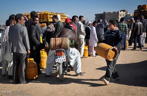 کلافگی مردم از صف‌های طولانی سیلندر گاز در شهرستان دلگان