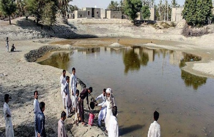 گزارشی از کمبود آب شرب در جنوب شرق کشور؛  اهالی حیط کلیر چشم انتظار کمک دولت/ آب غیربهداشتی و ناسالم سهم این روزهای روستاییان دلگانی است