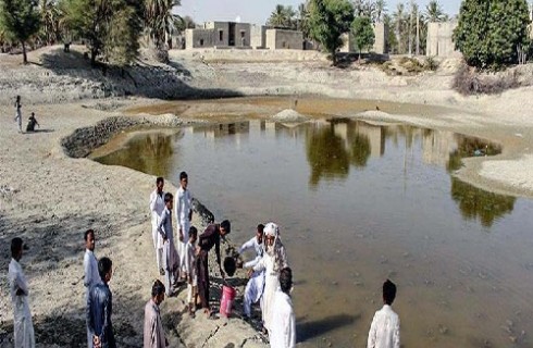 گزارشی از کمبود آب شرب در جنوب شرق کشور؛  اهالی حیط کلیر چشم انتظار کمک دولت/ آب غیربهداشتی و ناسالم سهم این روزهای روستاییان دلگانی است