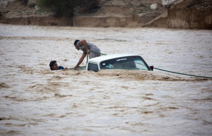 نجات سرنشینان دو خودرو گرفتار در سیلاب شهرستان دلگان/امدادرسانی به ۱۰ خودرو