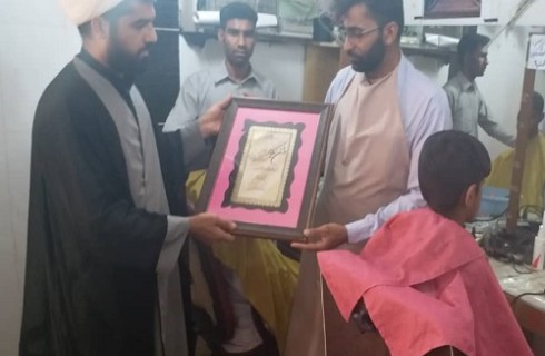 تجلیل از آرایشگری که به عزاداران حسینی صلواتی خدمت می کرد/ اهل سنت محب اهل بیت(ع) هستند