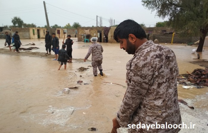 امدادرسانی بسیجیان به سیل زده ها در ساعات اولیه وقوع سیل/ کمک پاسداران به مسافران در راه مانده