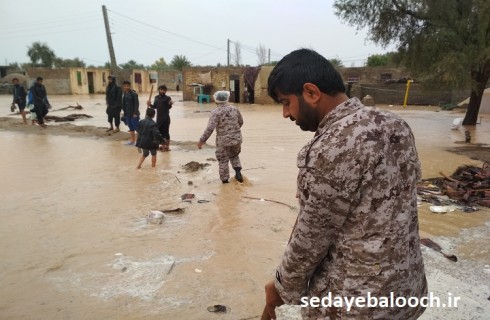 امدادرسانی بسیجیان به سیل زده ها در ساعات اولیه وقوع سیل/ کمک پاسداران به مسافران در راه مانده