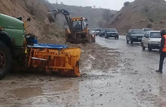 بازگشایی محورهای مواصلاتی مسدود شده بر اثر بارش باران در مهرستان