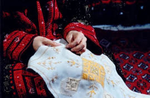 زنان و مردان بلوچ خالق هنر سوزن‌دوری و سفال‌کلپورگان/ به صنایع دستی توجه شود