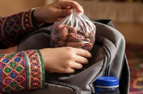 خرما خوراکی طلایی دانش‌آموزان سراوانی